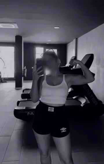 Nicole, 25